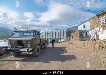 GAZ-66 Russische postsoviet Lkw Auto, in Aserbaidschan Dorf Xinaliq Stockfoto