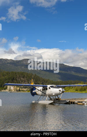 WHISTLER, BC, Kanada - Juni 2018: Weitwinkelaufnahme eines Whistler Air Turbine Otter Flugzeuge gebunden an der Pier des Wasserflugzeug terminal in Whistler. Stockfoto