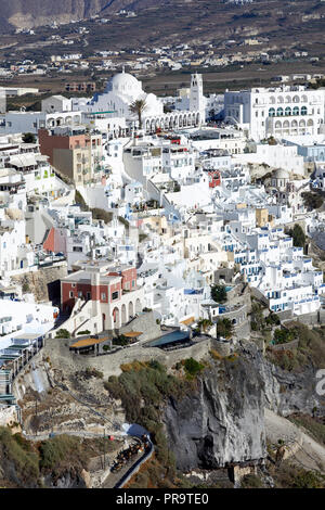 Weiße Häuser Rand der Caldera Klippen Fira, Santorini, Kykladen Inseln in Griechenland, Touristen bis zu den steilen Hügel Stockfoto