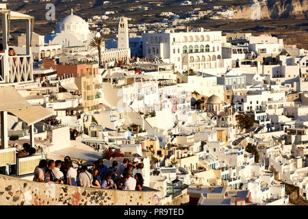 Weiße Häuser Rand der Caldera Klippen Fira, Santorini, Kykladen Inseln in Griechenland, Touristen bis zu den steilen Hügel Stockfoto