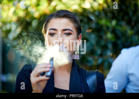 Leute rauchen mit vape Schau Stifte in Manchester Stockfoto