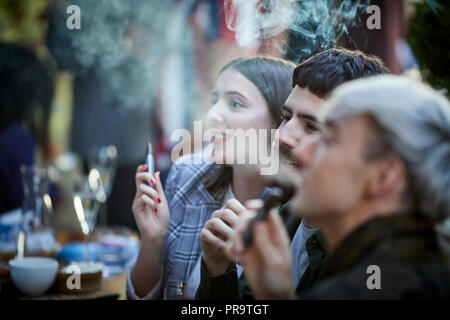 Leute rauchen mit vape Schau Stifte in Manchester Stockfoto