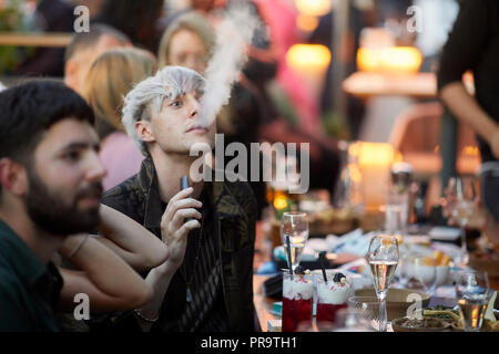 Leute rauchen mit vape Schau Stifte in Manchester Stockfoto