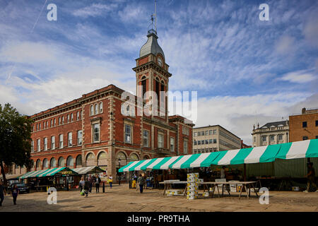 Markt von Chesterfield Derbyshire Stadt Halle und außerhalb Marktstände Stockfoto
