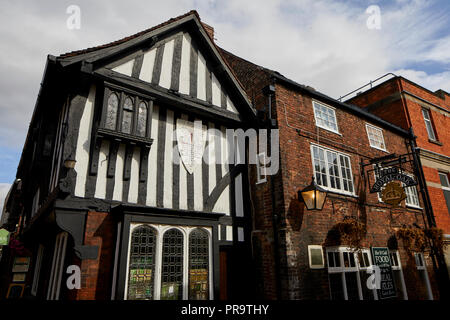 Markt von Chesterfield Stadt in Derbyshire, historische Tudor Die Royal Oak Pub auf dem Fleischmarkt Stockfoto