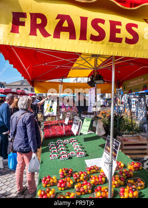 CONCARNEAU IM FREIEN MARKT frischen französischen Erdbeeren display Markt Tag in Quadrat mit überdachten Halles Markt im Hintergrund Concarneau Bretagne Frankreich Stockfoto