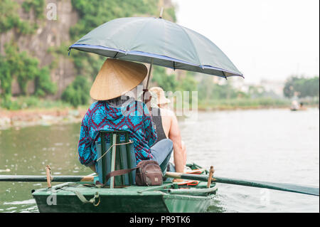 Bootsfahrt von Vung Straßenbahn Pier. Traditionelle Paddle - Bootsfahrt können die Touristen wirklich die Ruhe und die Schönheit der Natur der Ngo Dong Fluss zu schätzen wissen. Stockfoto