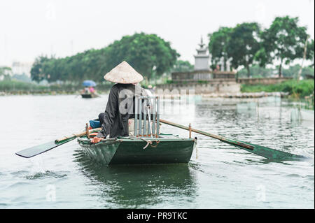 Bootsfahrt von Vung Straßenbahn Pier. Traditionelle Paddle - Bootsfahrt können die Touristen wirklich die Ruhe und die Schönheit der Natur der Ngo Dong Fluss zu schätzen wissen. Stockfoto