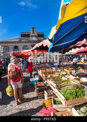 CONCARNEAU MARKT IM FREIEN Frische Französische am Markttag in Quadrat mit überdachten Halles Markt im Hintergrund Concarneau Bretagne Frankreich produzieren Stockfoto