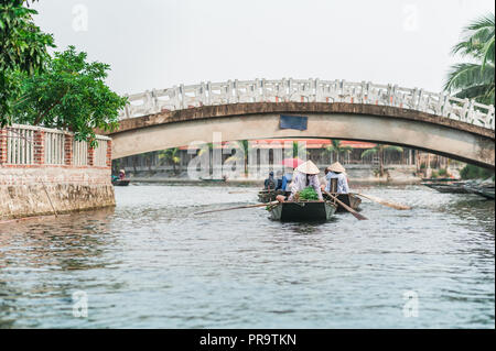 Bootsfahrt von Vung Straßenbahn Pier. Traditionelle Paddle - Bootsfahrt können die Touristen wirklich die Ruhe und die Schönheit der Natur der Ngo Dong Fluss zu schätzen wissen. Stockfoto