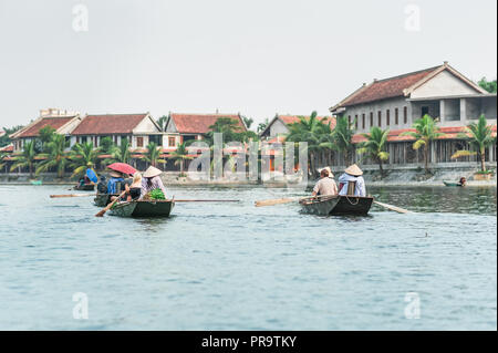 Bootsfahrt von Vung Straßenbahn Pier. Traditionelle Paddle - Bootsfahrt können die Touristen wirklich die Ruhe und die Schönheit der Natur der Ngo Dong Fluss zu schätzen wissen. Stockfoto