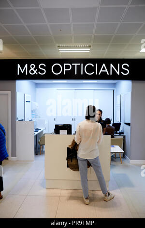 Marks und Spencer Optiker shop innerhalb des Manchester Store Stockfoto