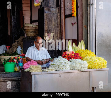 Florale Girlanden für Verkauf an Sri Krishna Matha Tempel in Udupi, Indien Stockfoto