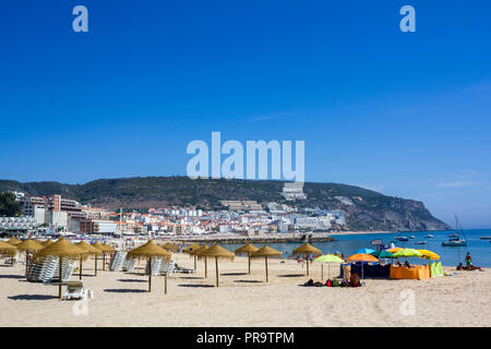 SESIMBRA, PORTUGAL - ca. September, 2018: die Leute am Strand bei Sonnenuntergang Stockfoto