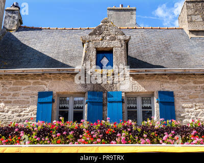 Bretagne Architektur Französische rustikale Restaurant 'La Port au Vin' mit Blumenarrangement Fensterläden Ville in der Nähe Fouesnant bretagne finistere Frankreich Stockfoto