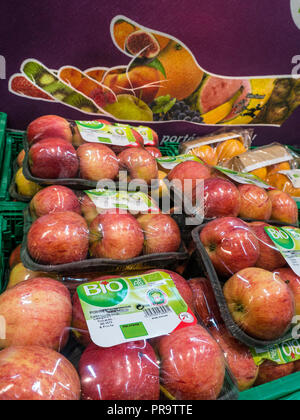 BIO biologisch-organischen Farm Obst Äpfel auf der Anzeige für den Verkauf in französischen Supermarkt verpackt Stockfoto