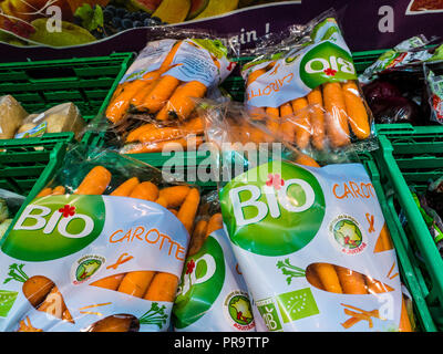 BIO biologisch Bio Karotten (carottes) auf der Anzeige für den Verkauf in französischen Supermarkt verpackt Stockfoto