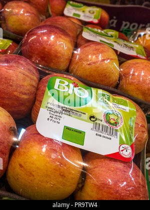 BIO biologisch-organischen Farm Obst Äpfel auf der Anzeige für den Verkauf in französischen Supermarkt verpackt Stockfoto