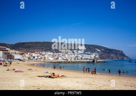 SESIMBRA, PORTUGAL - ca. September, 2018: die Leute am Strand Stockfoto