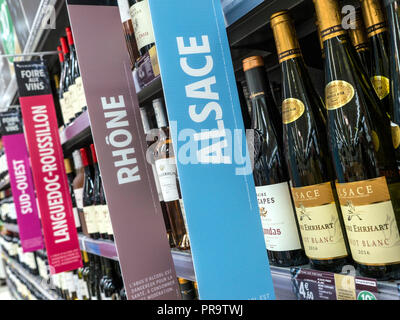 Französischer Wein Supermarkt Gang mit ELSASS RHONE LANGUEDOC Werbe display Banner im Französischen Supermarkt, Wein Rebsorte Werbung Bretagne Frankreich Stockfoto