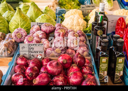 Salzburg, Österreich - Mai 22, 2017: Zwiebeln Knoblauch, Kürbiskernöl und andere Produkte und Gemüse zum Verkauf am Markt im Freien Grunmarkt an der Universität Stockfoto