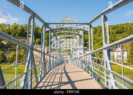 Salzburg, Österreich - Mai 22, 2017: Fußgänger Jugendstil Brücke Mozartsteg über Salzach 1903 erbaut. Stockfoto