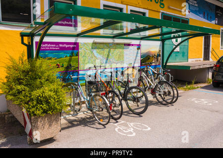 St. Gilgen, Österreich - Mai 23, 2017: Parken von Fahrrädern mit Dach und eine Karte der Routen in der Gegend rund um Wolfgangsee. Stockfoto