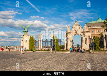 Budapest, Ungarn - Juni 5, 2017: Turul bird Statue und die Budaer Burg (Königlicher Palast) Toren auf dem Burgberg. Stockfoto