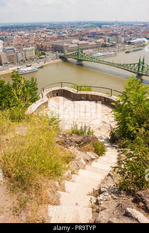 Schmale Treppe zu einem Aussichtspunkt auf den Gellertberg mit einer wunderschönen Aussicht auf die Donau, Freiheitsbrücke und der Pester Seite von Budapest, Ungarn Stockfoto