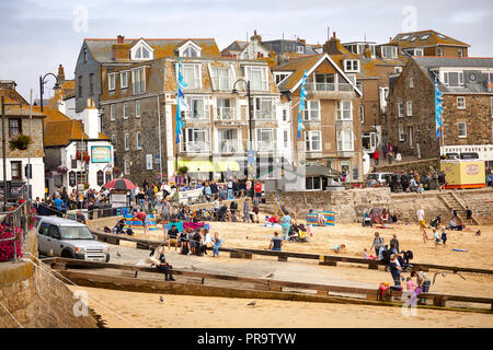 Besetzt Touristenattraktion St Ives Wharf Road, direkt am Strand Stadt in Cornwall, England Stockfoto