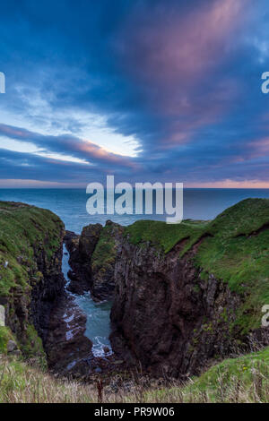 Klippen am Doonies Gähnen, Aberdeen Küste. Stockfoto