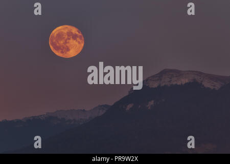 Vollmond über Baio peak in Alava Stockfoto