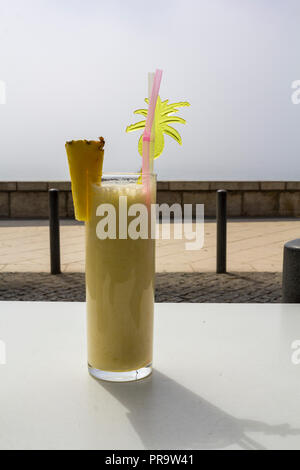 Glas mit Ananas Milchshake Stockfoto