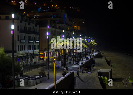 SESIMBRA, PORTUGAL - ca. September 2018: Wir bedanken uns für ihr Dorf in der Nacht Stockfoto