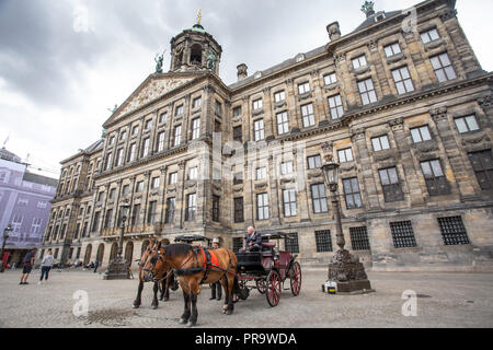 AMSTERDAM, NIEDERLANDE, 31. AUGUST 2018: Blick auf die Altstadt Dam Square in Amsterdam Stockfoto