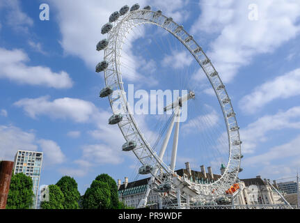 Westminster, London, UK: Juni 8, 2018: London Eye gegen einen blauen und bewölkter Himmel, groß und prominent in den Schoß gesetzt. Stockfoto