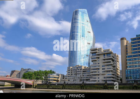 Blackfriars, London, SE1, Uk - Juni 8, 2018: St. George, 1 Blackfriars Road, Wolkenkratzer von der Themse genommen gegen einen blauen und trübe Sommer sk Stockfoto