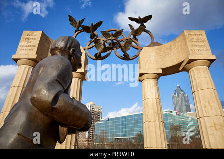 Atlanta, Hauptstadt des US-Bundesstaates Georgia, Amerika Krebs-gesellschaft Gebäude im Hintergrund der Centennial Olympic Park, die in der Ruine war Stockfoto