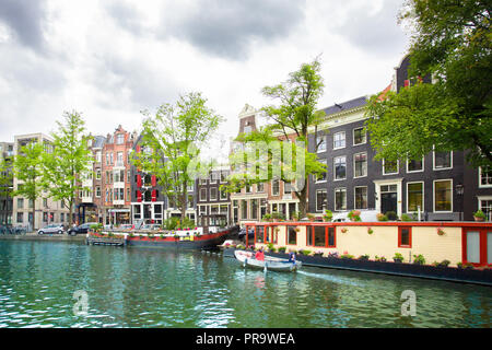 AMSTERDAM, NIEDERLANDE - 31 AUGUST, 2018: Blick auf den wunderschönen Kanal in der Stadt Amsterdam mit Booten Stockfoto