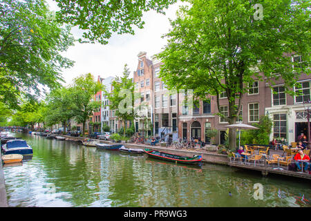 AMSTERDAM, NIEDERLANDE - 31 AUGUST, 2018: Blick auf den wunderschönen Kanal in der Stadt Amsterdam mit Booten Stockfoto