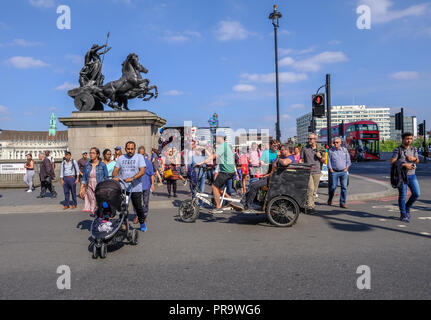 Westminster, London, Großbritannien - 8. Juni 2018: Touristen und überqueren Sie die Straße an der Kreuzung auf die Westminster Bridge und Victoria Embankment mit dem s Stockfoto