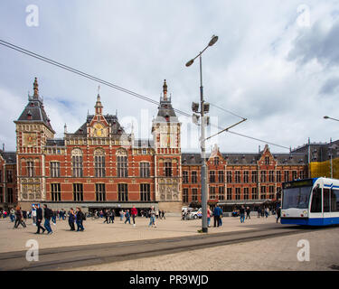 AMSTERDAM, NIEDERLANDE, 31. AUGUST 2018: Blick über den Zentralen Bahnhof Verkehrsknotenpunkt in Amsterdam. Stockfoto