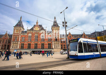 AMSTERDAM, NIEDERLANDE, 31. AUGUST 2018: Blick über den Zentralen Bahnhof Verkehrsknotenpunkt in Amsterdam. Stockfoto