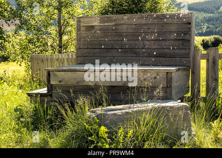 Eine leere Holz- öffentlichen Diskussionsforum für Ankündigungen, Plakate und Werbung in friedliche und idyllische Natur Stockfoto