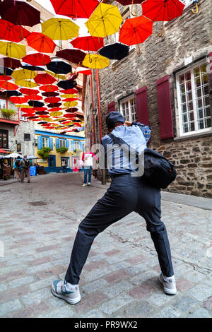 Dekorationen Schirme in der Rue du Cul De Sac, Quebec, Kanada. Vieux Quebec. Touristen fotografieren. Stockfoto