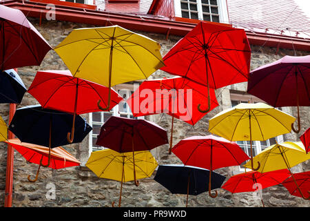Dekorationen Schirme in der Luft über die Rue du Cul De Sac, Quebec, Kanada. Vieux Quebec. Stockfoto