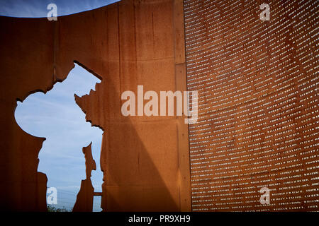 Leyland in Lancashire, England. Corten Stahl War Memorial von South Ribble Rat beauftragt Stockfoto