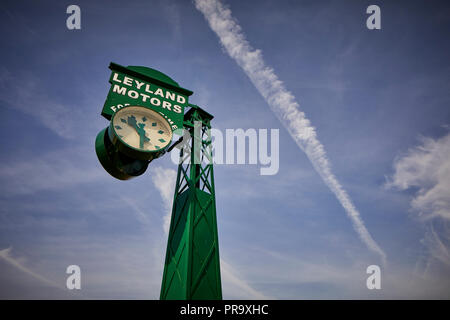 Leyland in Lancashire, England. Leyland Motors clock im Zentrum der Stadt Stockfoto