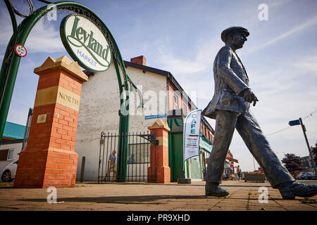 Leyland in Lancashire, England. Leyland Zentrum Eingang der Markthalle statue porträtiert einen Leyland Motors Arbeiter verlassen die ehemalige Nicht Stockfoto