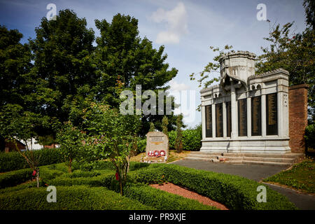 Leyland in Lancashire, England. Leyland Das Denkmal ist in der Memorial Garden, von Leyland St Andrew's Church übersehen entfernt Stockfoto